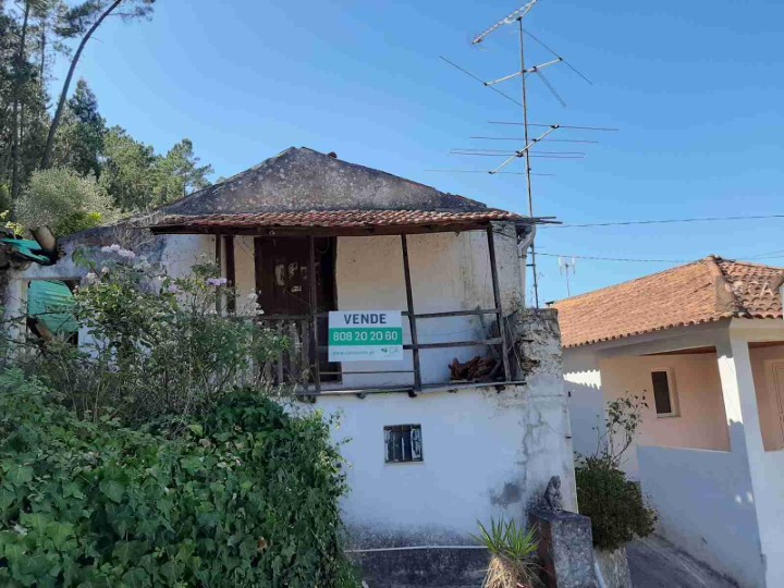 Edificação destinada a habitação com 220m², inserida num terreno com 117m², situada em Tremoa de Baixo, concelho de Coimbra