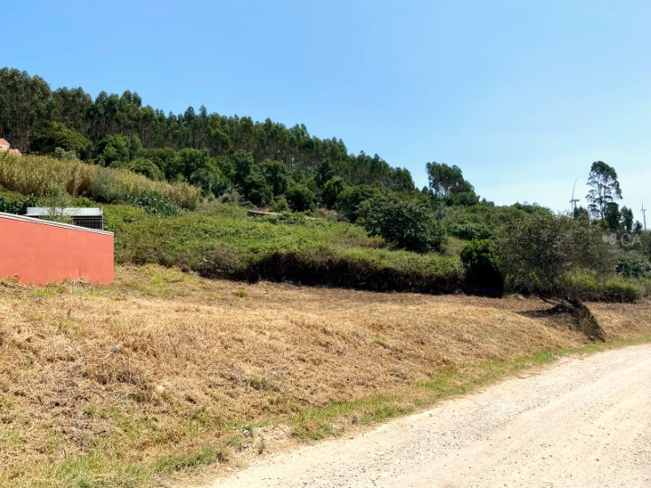 Terreno com 555m², situado em Covas de Ferro, na freguesia de Almargem do Bispo, concelho de Sintra