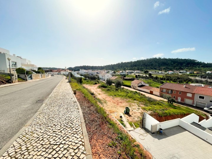 Lote de terreno destinado a construção, com 794m² situado em São Bartolomeu de Messines