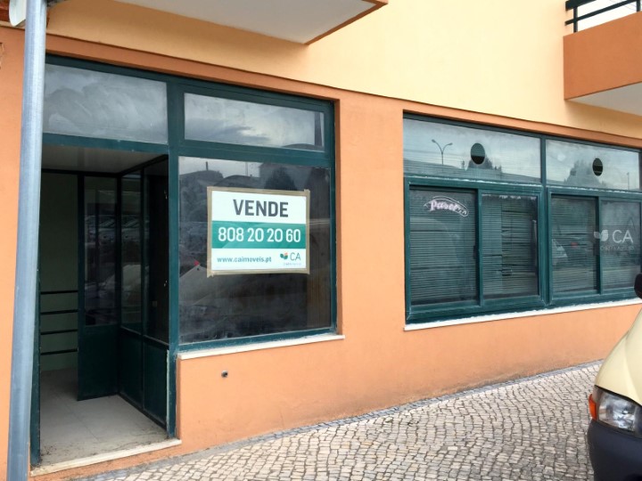 Loja para venda com 87,3m² situada na freguesia e vila de Cortegaça, concelho de Ovar