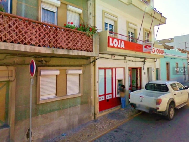 Loja para venda com 870m², situada em Baixa da Banheira, concelho de Moita