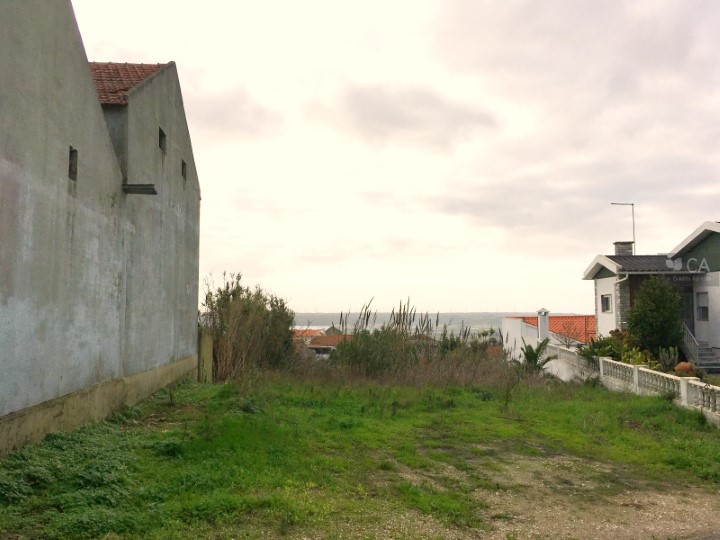 Terreno para construção de moradia unifamiliar, com 522 m² sito em Usseira, Óbidos