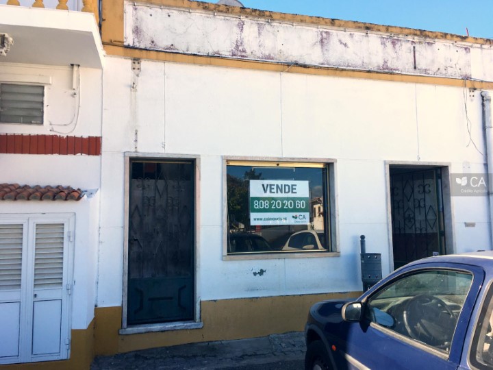 Loja para venda com 330m², situada em Cunheira, concelho de Alter do Chão